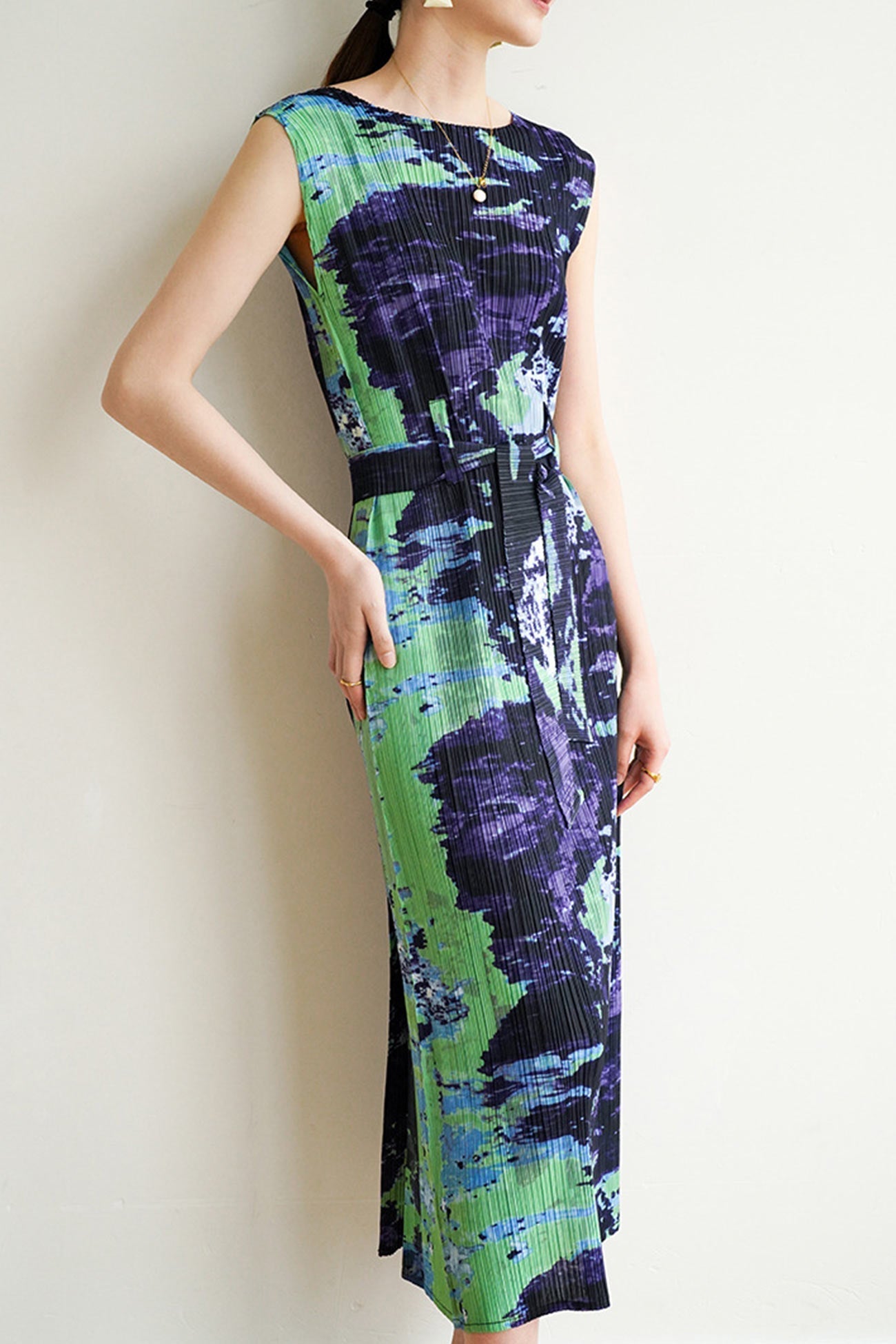 Printed Sleeveless Dress with Side Slit and Full Pleats InsStreet