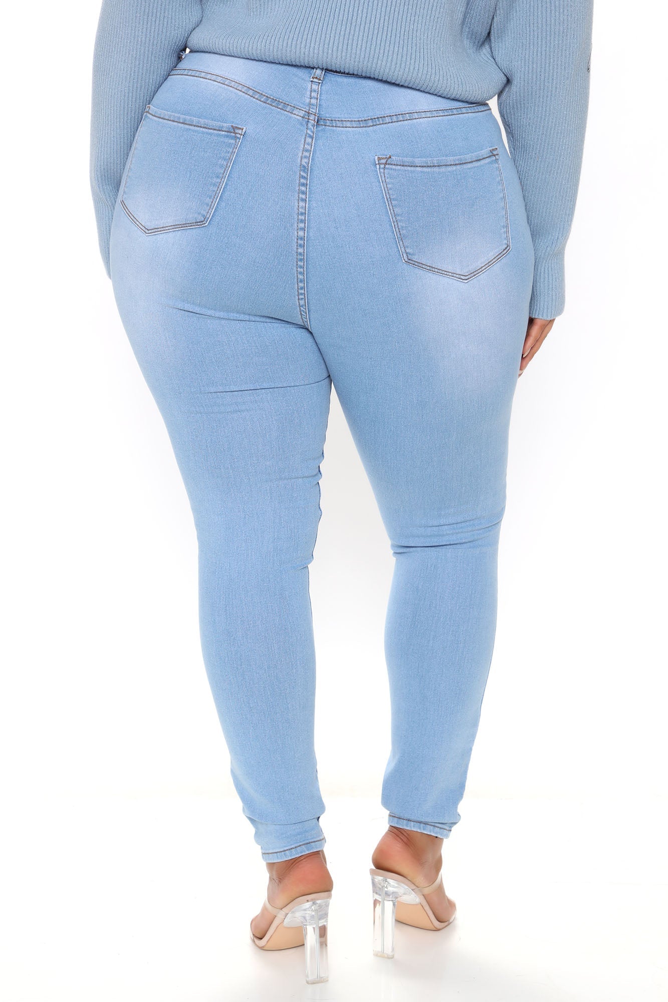 Say Yes To Distress Jeans - Light Blue Wash Ins Street