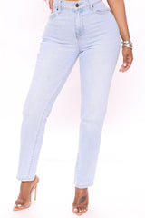 Hometown Cutie Mom Jeans - Light Blue Wash Ins Street