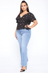 Show Me More Flare Jeans - Light Blue Wash Ins Street
