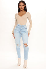 The Vibe High Rise Mom Jeans - Light Blue Wash Ins Street