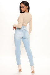 The Vibe High Rise Mom Jeans - Light Blue Wash Ins Street