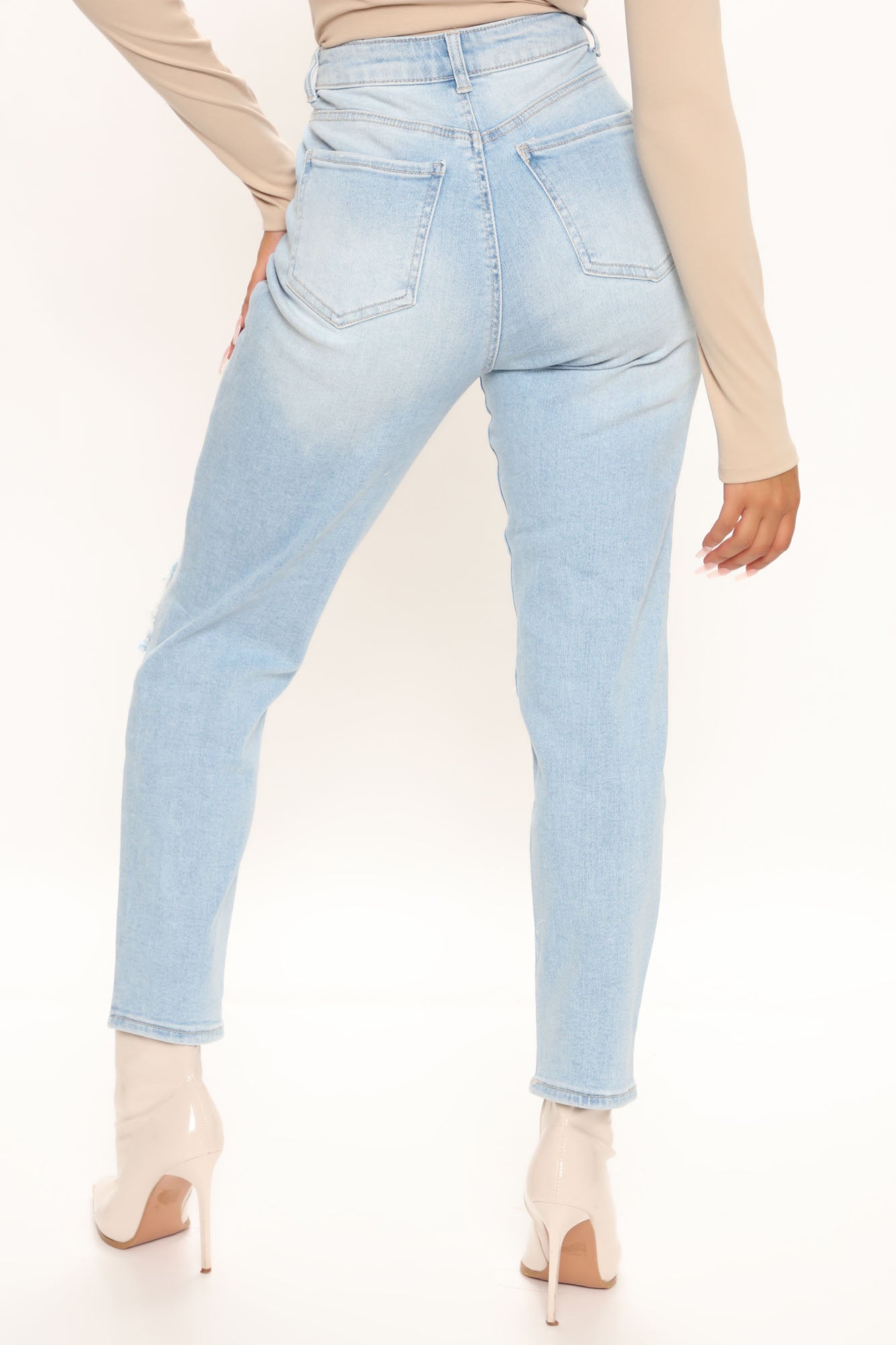 The Vibe High Rise Mom Jeans - Light Blue Wash Ins Street